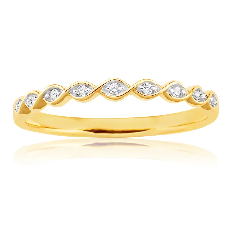 18K White Gold Classic Round - Cut Diamond Wedding Bands for a Timeless and Elegant Look9ct Yellow Gold Diamond Ring with 9 Brilliant Diamonds